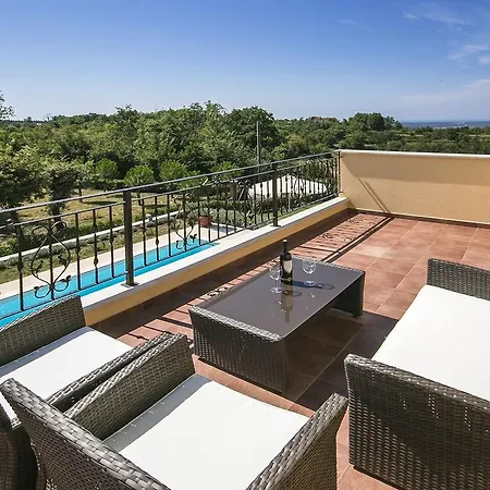 Stylish With Swimming Pool In Vizinada Villa