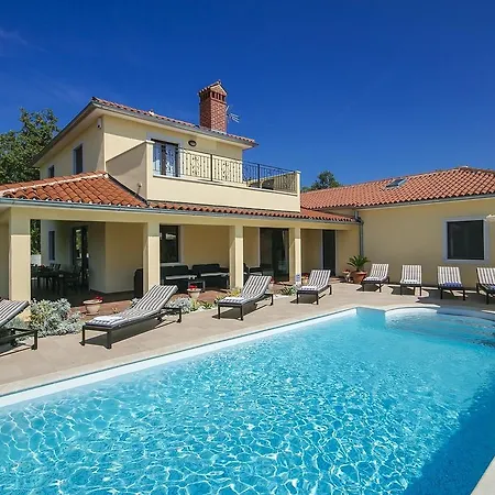 Stylish With Swimming Pool In Vizinada *